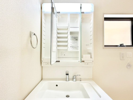 ���ʑ�E���ʏ� �O�ʋ��̗��ɁA���ϕi��q���p�i�Ȃǂ����[�\�B���ʑ����������ƕۂ��܂��I  