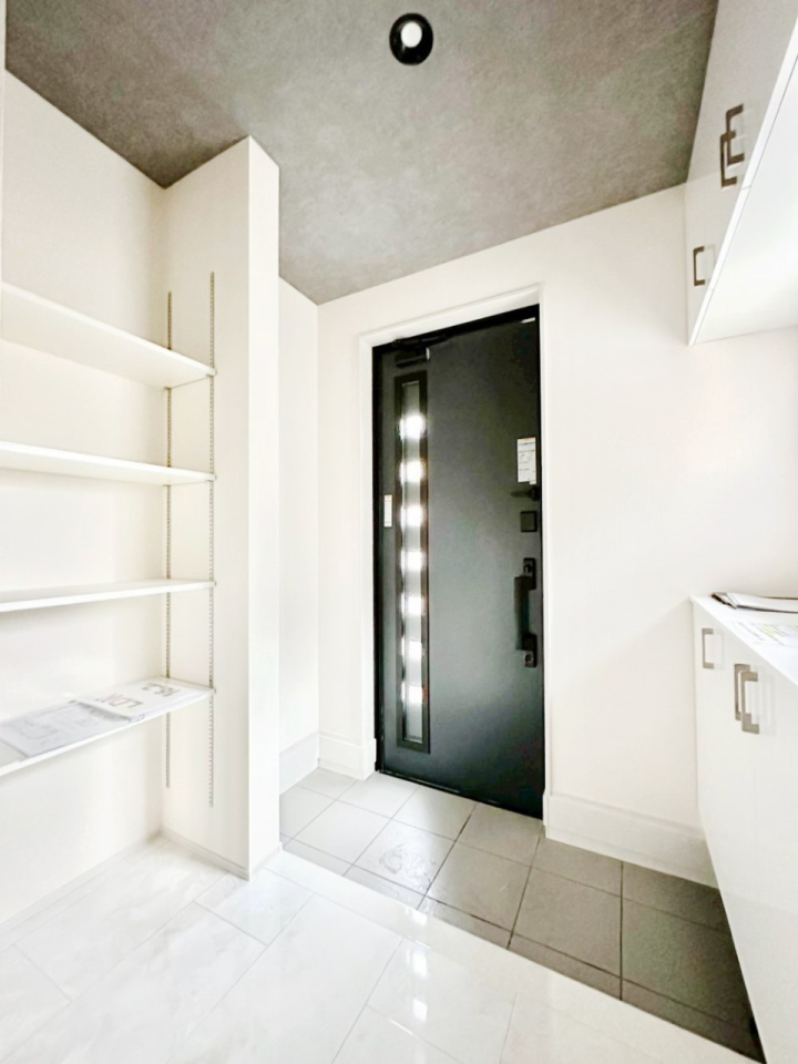 ���� �K���X�X���b�g�̓��������փh�A�������Ɍ���͂��Ă���܂��@