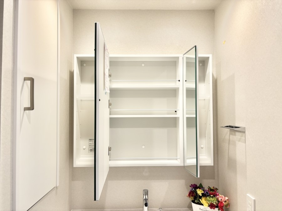 ���̑����� �O�ʋ��̗��ɁA���ϕi��q���p�i�Ȃǂ����[�\�B���ʑ����������ƕۂ��܂��I