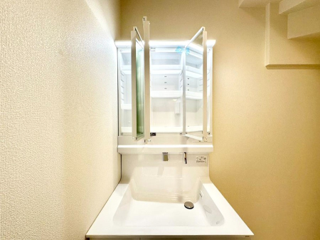 ���̑����� �O�ʋ��̗��ɁA���ϕi��q���p�i�Ȃǂ����[�\�B���ʑ����������ƕۂ��܂��I