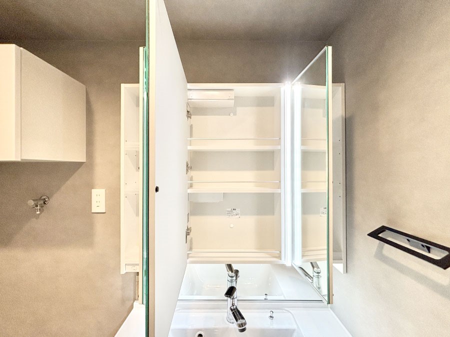 ���̑����� �O�ʋ��̗��ɁA���ϕi��q���p�i�Ȃǂ����[�\�B���ʑ����������ƕۂ��܂��I