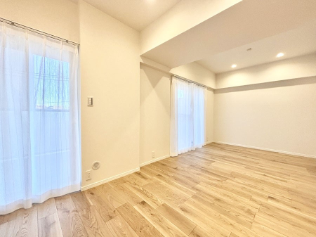 ���r���O ���R������荞�܂�A�Ƒ��c���̏ꏊ�𖾂邭���o