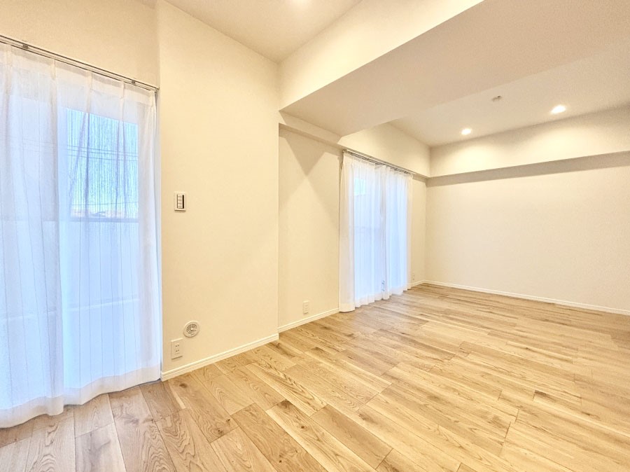 ���r���O ���R������荞�܂�A�Ƒ��c���̏ꏊ�𖾂邭���o