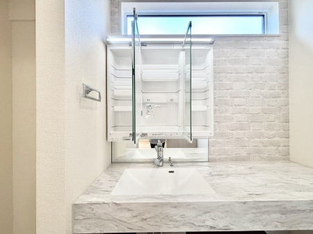 ���̑����� �O�ʋ��̗��ɁA���ϕi��q���p�i�Ȃǂ����[�\�B���ʑ����������ƕۂ��܂��I