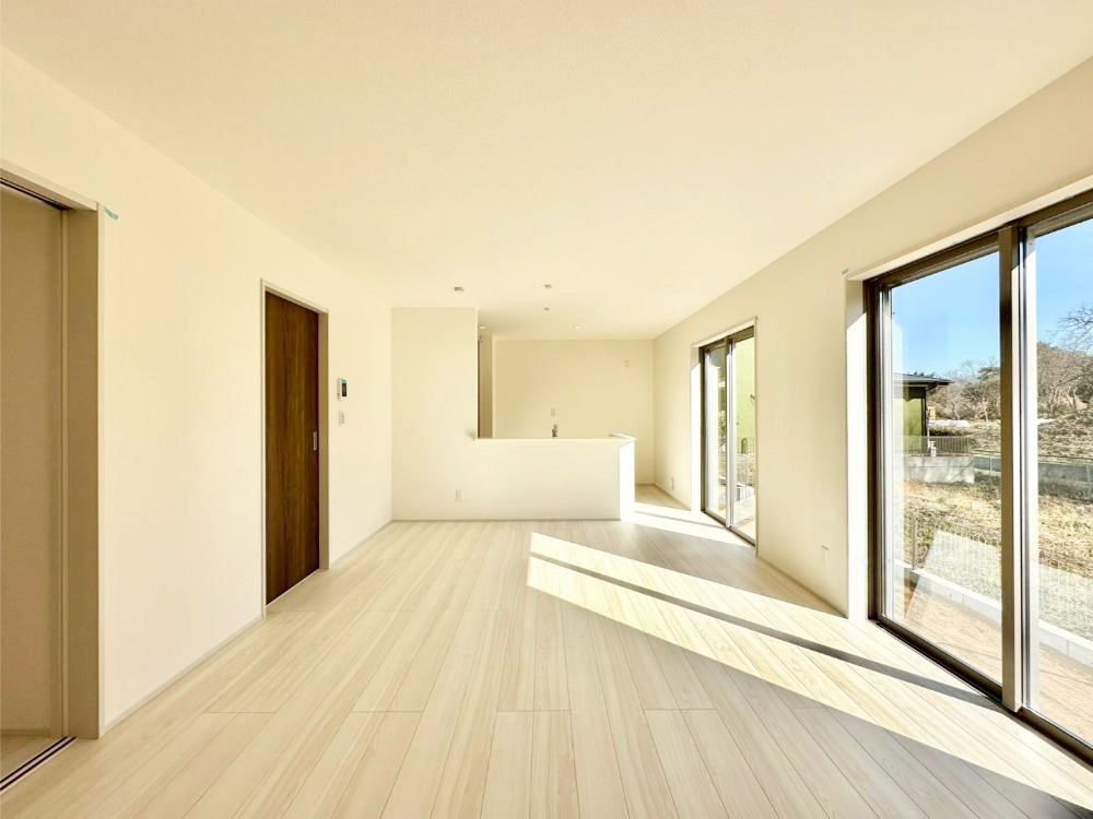 ���r���O ���邢�z���������A�����̕��͋C�ɖ�������郊�r���O�E�_�C�j���O�B  