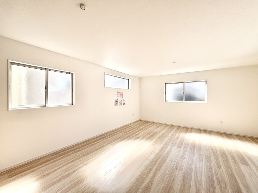 ���r���O ���邢�z���������A�����̕��͋C�ɖ�������郊�r���O�E�_�C�j���O�B 