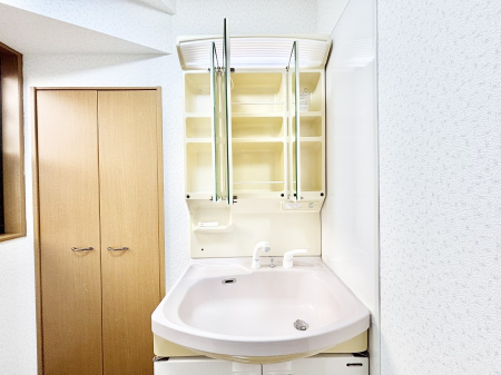 ���̑����� �O�ʋ��̗��ɁA���ϕi��q���p�i�Ȃǂ����[�\�B���ʑ����������ƕۂ��܂��I