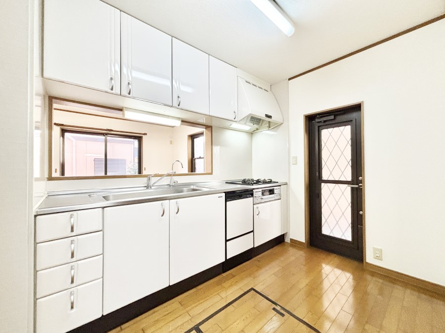 �L�b�`�� ���������Ȃ��炲�Ƒ��Ƃ̉�b���y���߂�ΖʃJ�E���^�[�L�b�`��