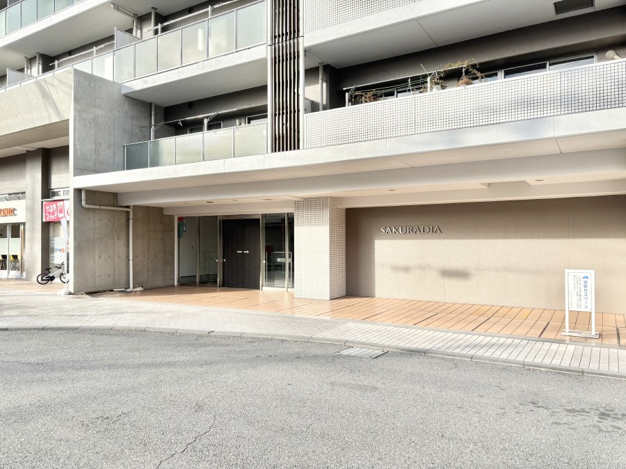 �G���g�����X ��ɂ��ꂢ�ɑ|���E��������Ă���G���g�����X  