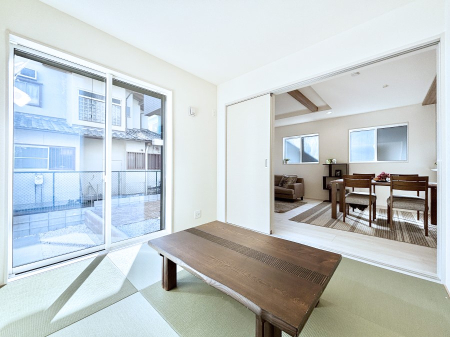 ���̑����� ���r���O�Ɨׂ荇���Ă���a���B�ق��ƈꑧ�ł���a�̋�Ԃł��B