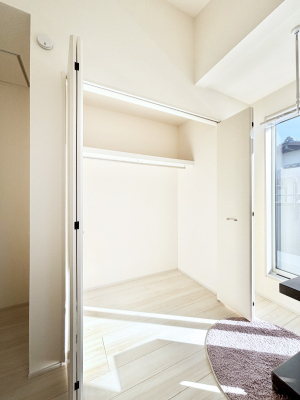 ���[ �m���̃N���[�[�b�g�B���s��������̂Ō���̈ߗނ�����������܂�܂��B