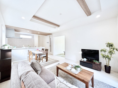 ���r���O �܏�V��͗��̓I�ȉ��s��������̂ŁA�V�䂪�L�������ĊJ���I�ȋ�Ԃ����o�ł��܂��B  