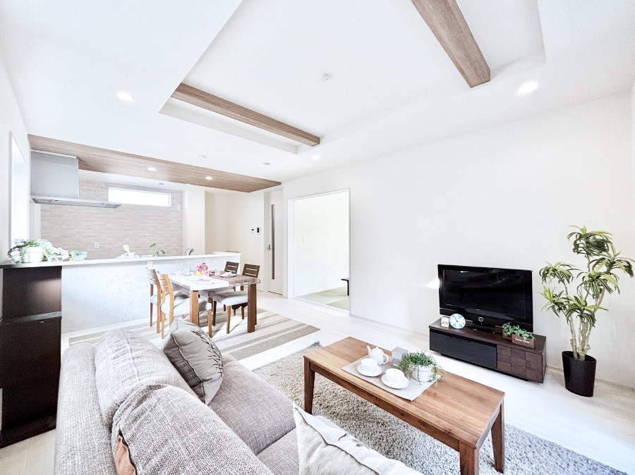 ���r���O �܏�V��͗��̓I�ȉ��s��������̂ŁA�V�䂪�L�������ĊJ���I�ȋ�Ԃ����o�ł��܂��B  