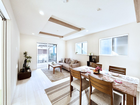 ���̑����� ���邢�z���������A�����̕��͋C�ɖ��������_�C�j���O�B   