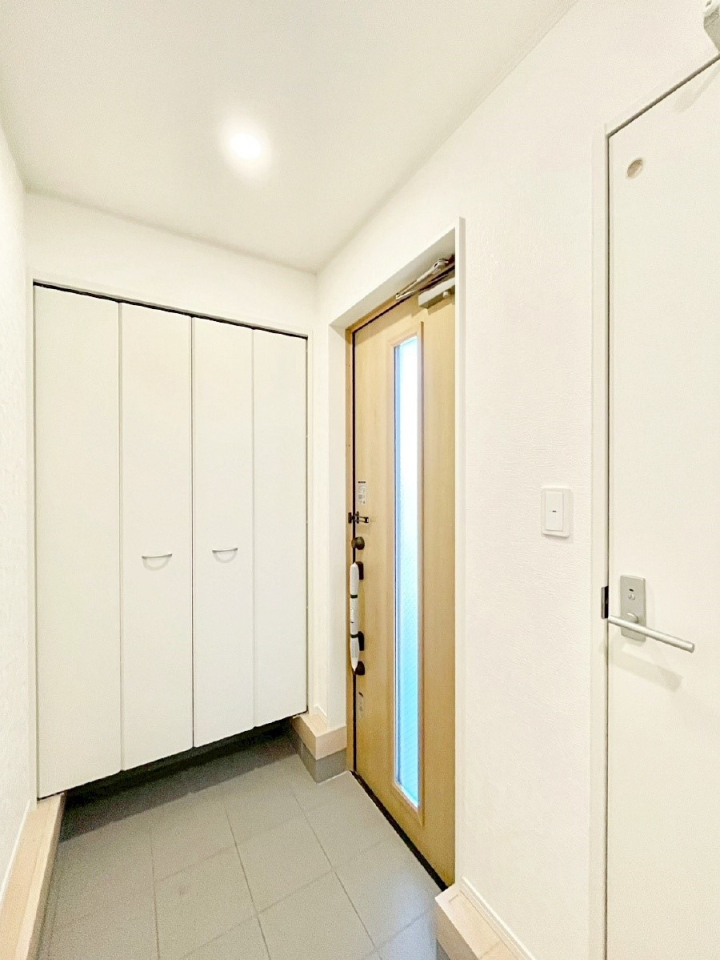 ���� �K���X�X���b�g�̓��������փh�A�������Ɍ���͂��Ă���܂�