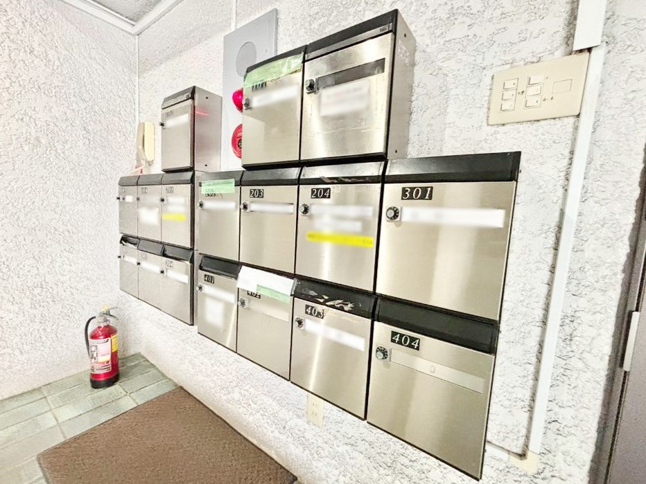 ���̑� �|�X�g�̓G���g�����X���ɂ���̂ŉJ�ɔG�ꂸ�X�ւ��󂯎��܂�