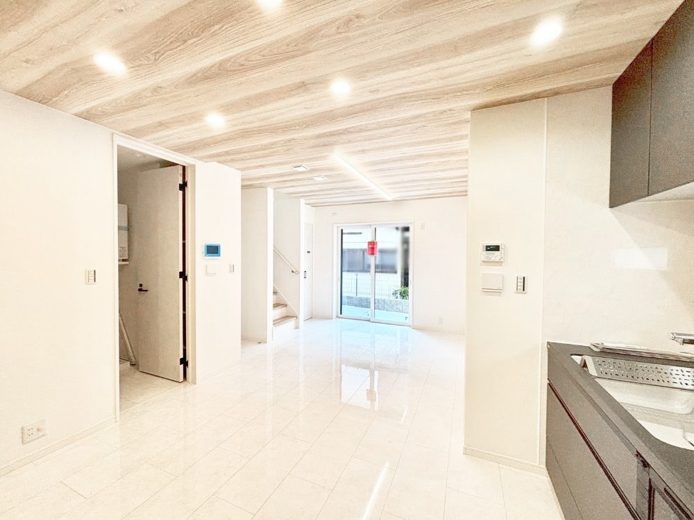 ���r���O ���邢�z���������A�����̕��͋C�ɖ�������郊�r���O�_�C�j���O