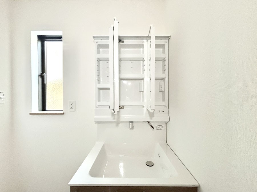 ���̑����� �O�ʋ��̗��ɁA���ϕi��q���p�i�Ȃǂ����[�\�B���ʑ����������ƕۂ��܂��I