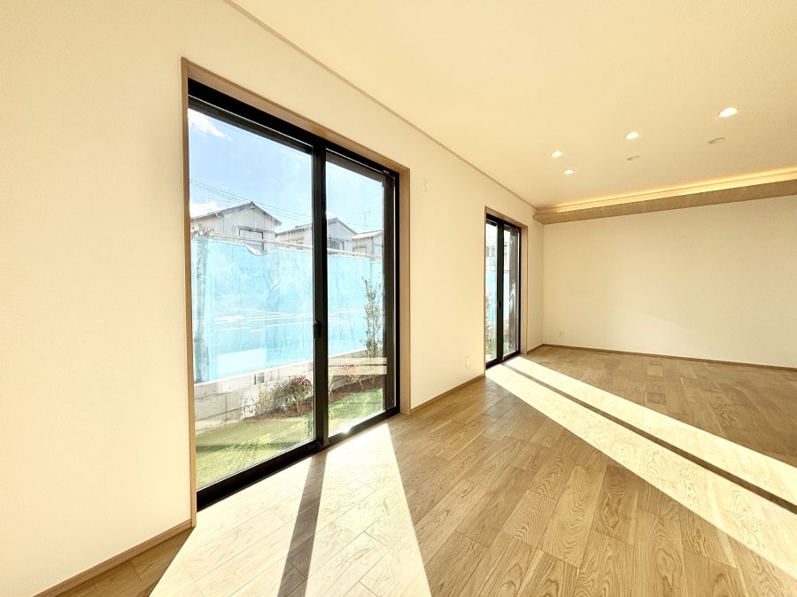 ���̑����� �Ƒ��̏Ί炪���R�Ɛ��܂�Ă���A����ȕ��͋C�̃_�C�j���O�Ɏd�オ���Ă��܂��B