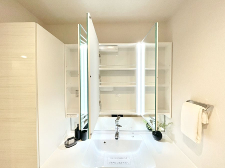 ���̑����� �O�ʋ��̗��ɁA���ϕi��q���p�i�Ȃǂ����[�\�B���ʑ����������ƕۂ��܂��I