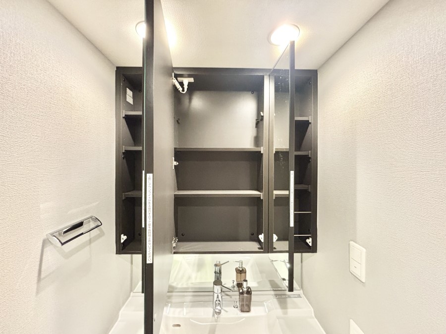 ���̑����� �O�ʋ��̗��ɁA���ϕi��q���p�i�Ȃǂ����[�\�B���ʑ����������ƕۂ��܂��I