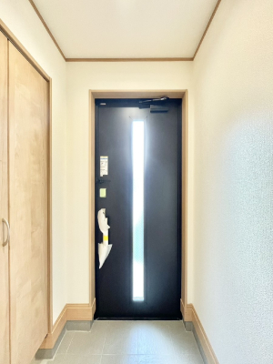 ���� �K���X�X���b�g�̓��������փh�A�������Ɍ���͂��Ă���܂�