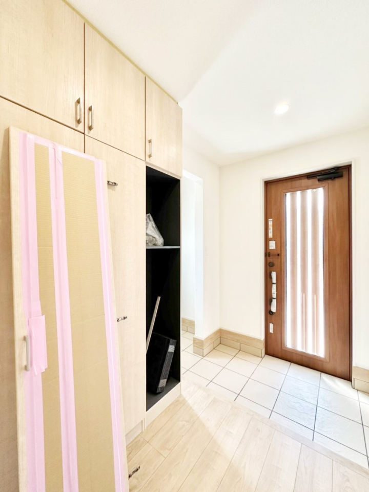 ���� �K���X�X���b�g�̓��������փh�A�������Ɍ���͂��Ă���܂�