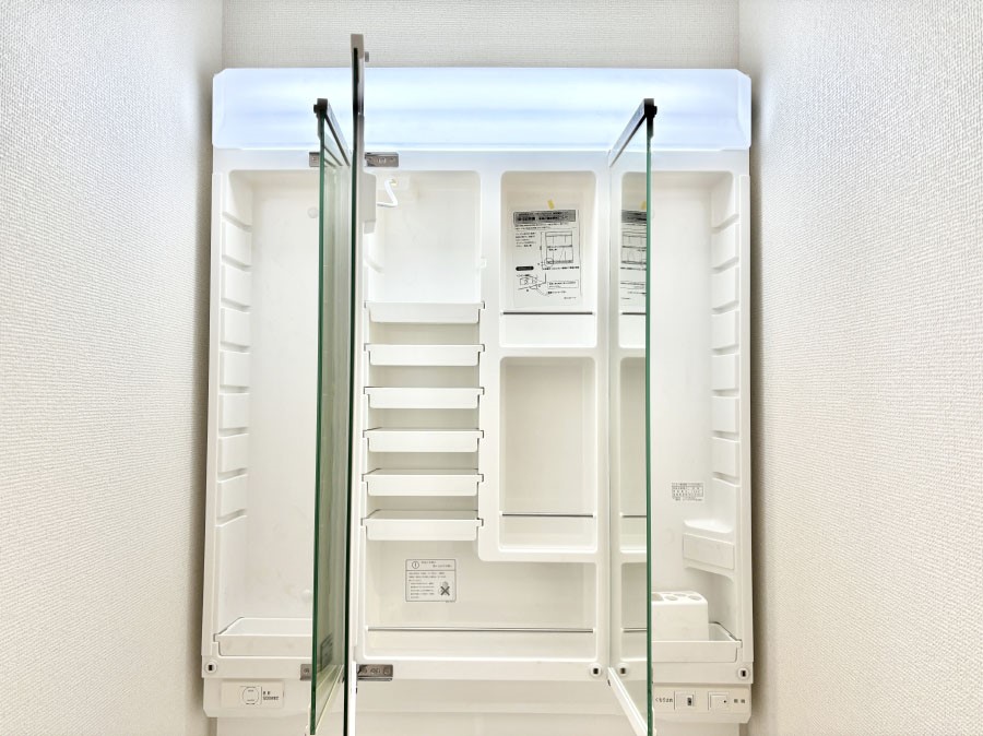 ���̑����� �O�ʋ��̗��ɁA���ϕi��q���p�i�Ȃǂ����[�\�B���ʑ����������ƕۂ��܂��I