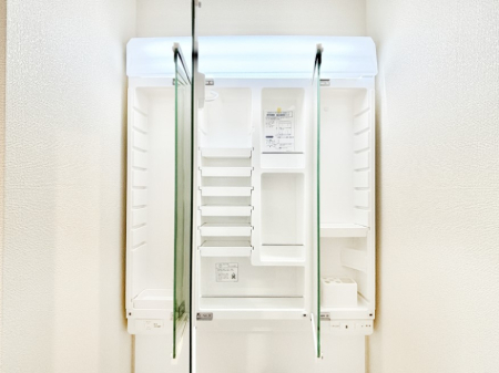 ���ʑ�E���ʏ� �O�ʋ��̗��ɁA���ϕi��q���p�i�Ȃǂ����[�\�B���ʑ����������ƕۂ��܂��I  