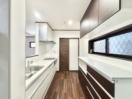 �L�b�`�� �J�b�v�{�[�h��ݒu�����[���̃L�b�`���B�Ƒ��ňꏏ�ɂ���������̂��y�����Ȃ�L�b�`���ł��B  