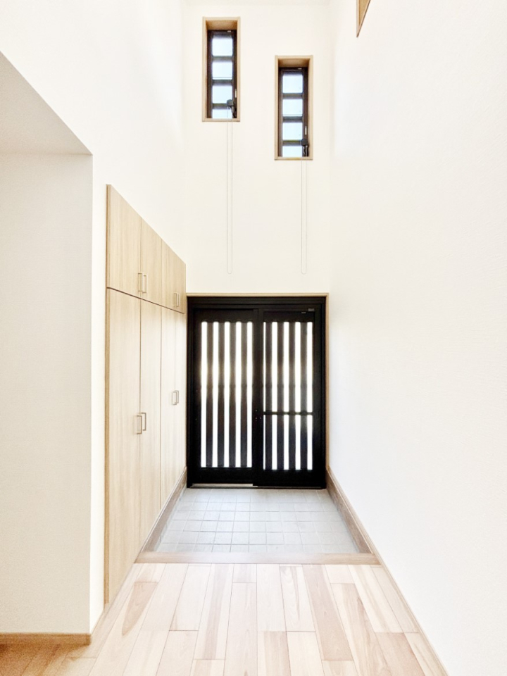 ���� ���֏㕔�ɂ͐��������̗p�I���邢�z�����~�蒍�����ւł��B