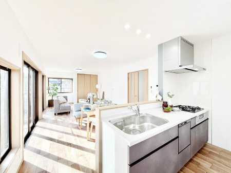 �L�b�`�� ���Ƒ��̉�b�e�ޑΖʃL�b�`���B���������̃p�p�}�}�����Ƒ��Ɖ߂������Ԃ����������I