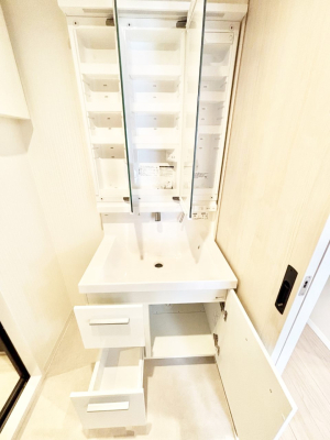 ���̑����� �O�ʋ��̗��ɁA���ϕi��q���p�i�Ȃǂ����[�\�B���ʑ����������ƕۂ��܂��I