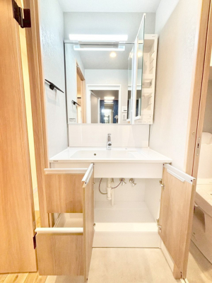 ���̑����� �O�ʋ��̗��ɁA���ϕi��q���p�i�Ȃǂ����[�\�B���ʑ����������ƕۂ��܂��I