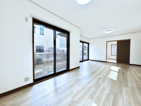 ���̑����� �Ƒ��̏Ί炪���R�Ɛ��܂�Ă���A����ȕ��͋C�̃_�C�j���O�Ɏd�オ���Ă��܂��B