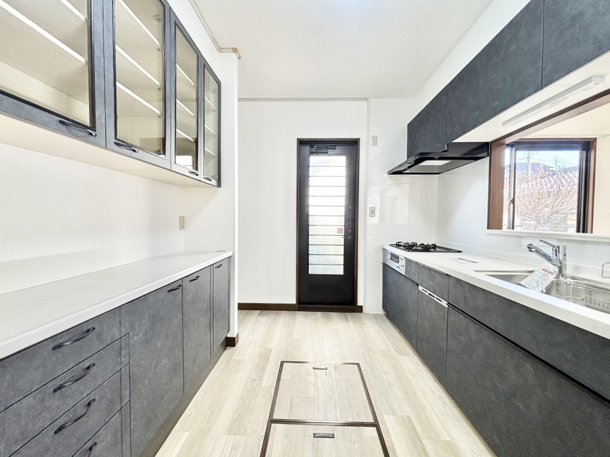 �L�b�`�� �J�b�v�{�[�h��ݒu�����[���̃L�b�`���B�Ƒ��ňꏏ�ɂ���������̂��y�����Ȃ�L�b�`���ł��B  