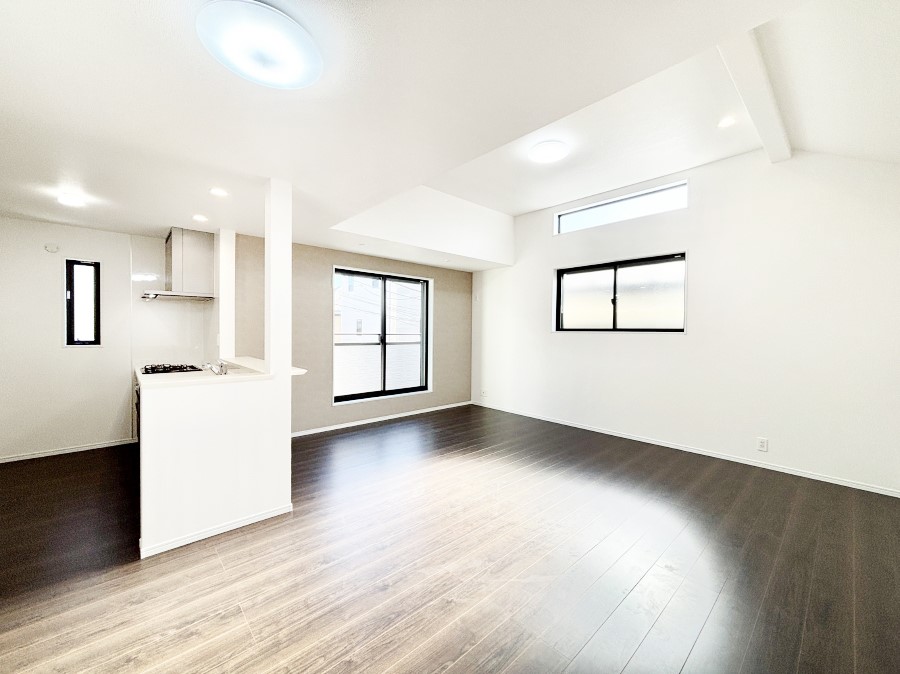 ���r���O ���邢�z���������A�����̕��͋C�ɖ�������郊�r���O�E�_�C�j���O�B 