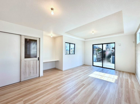 ���r���O ���邢�z���������A�����̕��͋C�ɖ�������郊�r���O�E�_�C�j���O�B 