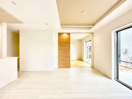 ���r���O 18���̍L�X���r���O�B�אڂ̘a�����J������΂���ɍL�X��ԂɁB  