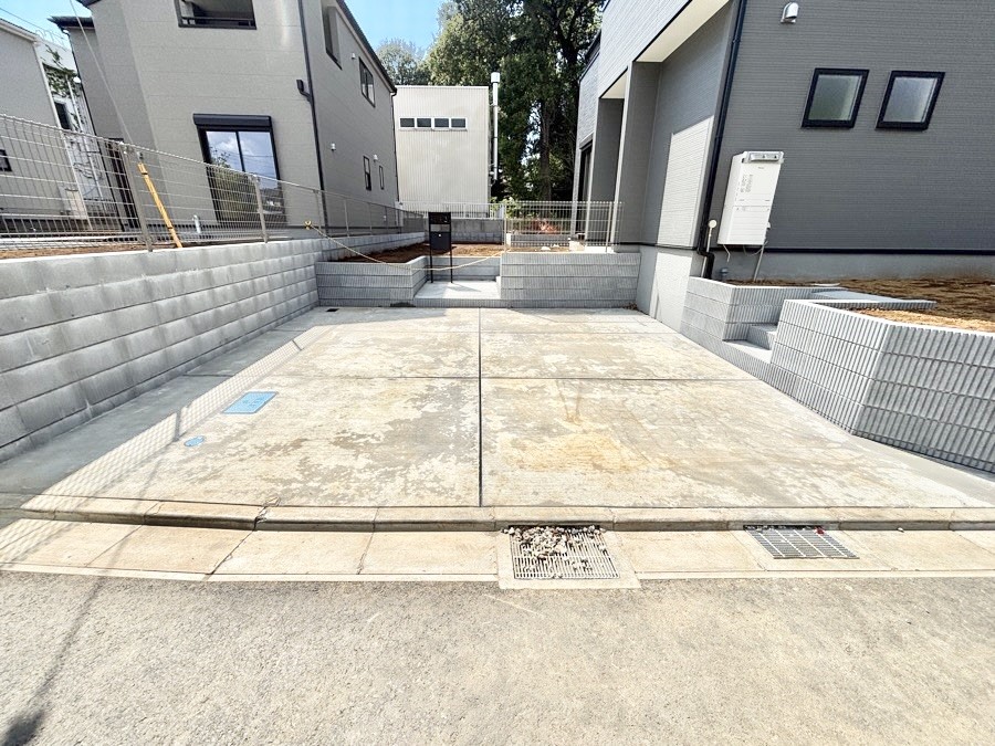  ����2��\�I�}�Ȃ��q�l�̒��ԂɁB�܂��A���Ƒ��̎��]�ԃX�y�[�X�Ƃ��Ă��劈��B