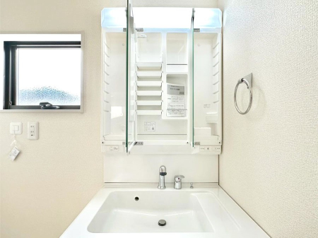 ���̑����� �O�ʋ��̗��ɁA���ϕi��q���p�i�Ȃǂ����[�\�B���ʑ����������ƕۂ��܂��I