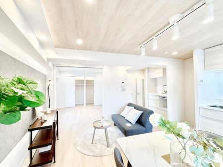 ���r���O �A�N�Z���g�N���X��_�E�����C�g���̗p�I������芰���郊�r���O�_�C�j���O�ɁB