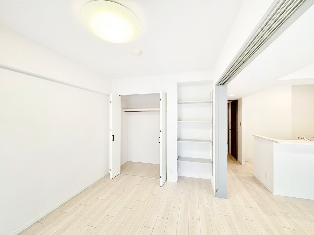 ���̑����� ���r���O�ɗאڂ����m���B�����˂��J������ƃ��r���O�ƌq����e���̋�Ԃɕϐg�I