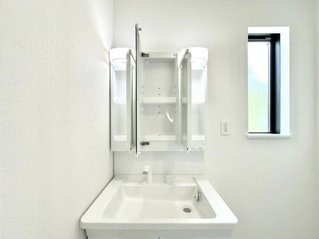 ���̑����� �O�ʋ��̗��ɁA���ϕi��q���p�i�Ȃǂ����[�\�B���ʑ����������ƕۂ��܂��I