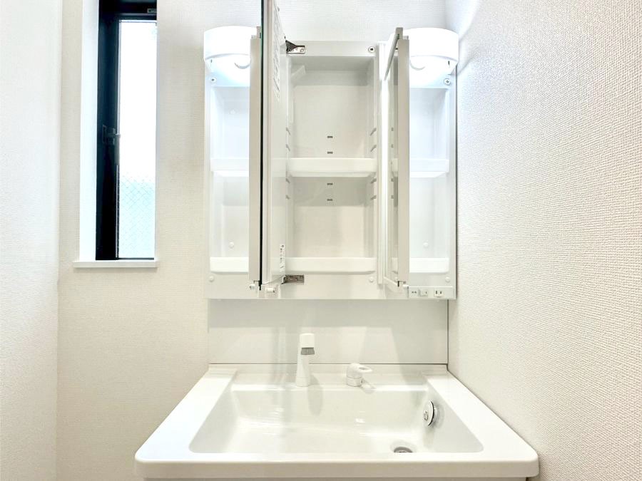 ���̑����� �O�ʋ��̗��ɁA���ϕi��q���p�i�Ȃǂ����[�\�B���ʑ����������ƕۂ��܂��I