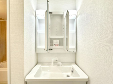 ���̑����� �O�ʋ��̗��ɁA���ϕi��q���p�i�Ȃǂ����[�\�B���ʑ����������ƕۂ��܂��I