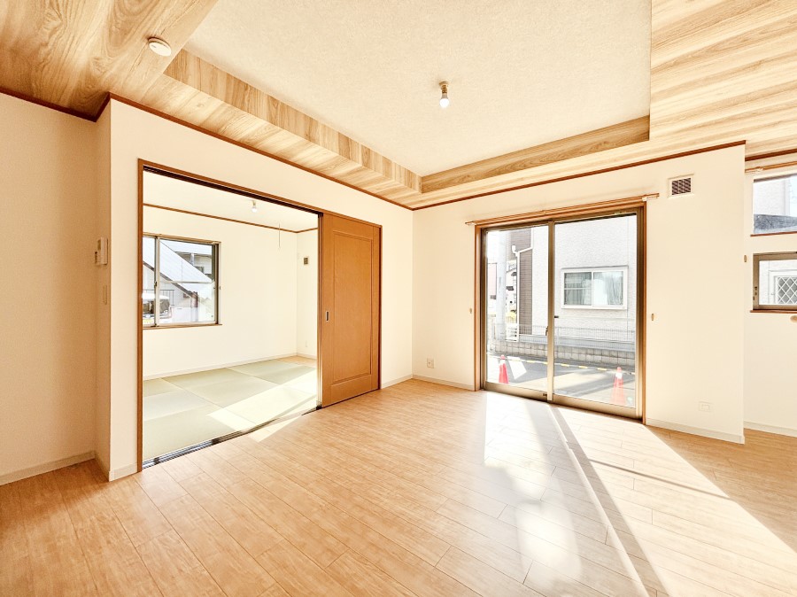 ���r���O ���邢�z���������A�����̕��͋C�ɖ�������郊�r���O�E�_�C�j���O�B 