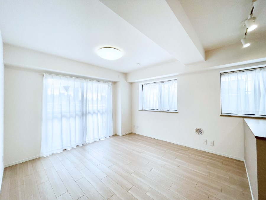 ���̑� ���邢�z���������A�����̕��͋C�ɖ�������郊�r���O�_�C�j���O 