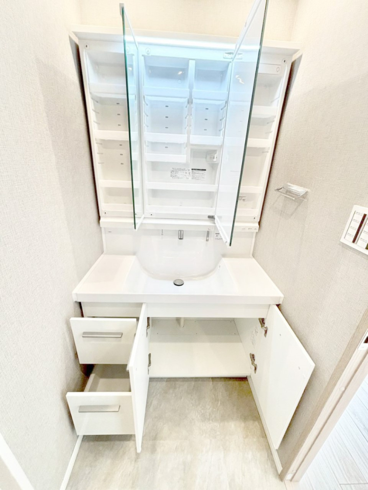 ���̑����� �O�ʋ��̗��ɁA���ϕi��q���p�i�Ȃǂ����[�\�B���ʑ����������ƕۂ��܂��I