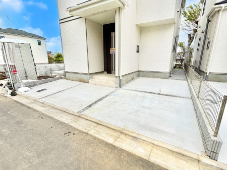  2��i�Ԏ�ɂ��j���ԉI���Ƒ��݂�Ȃ̎��]�Ԃ��u����L�X�J�[�X�y�[�X�B